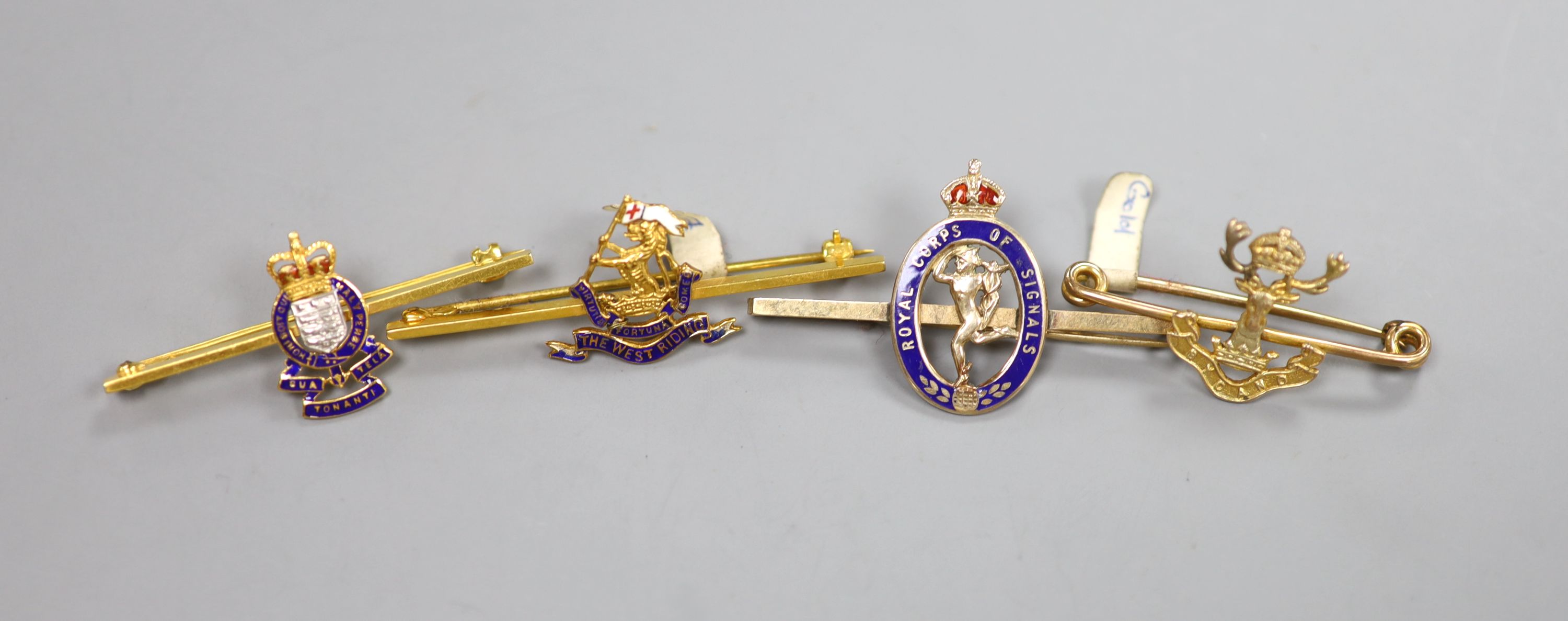 Four assorted early to mid 20th century 9ct sweetheart bar brooches, three with enamel, 50mm et infra, gross 14.9 grams.